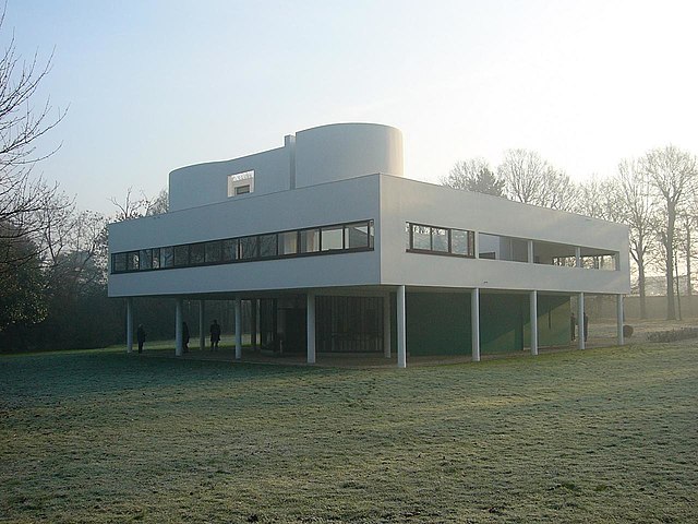External photograph of Villa Savoye, Poissy, France.